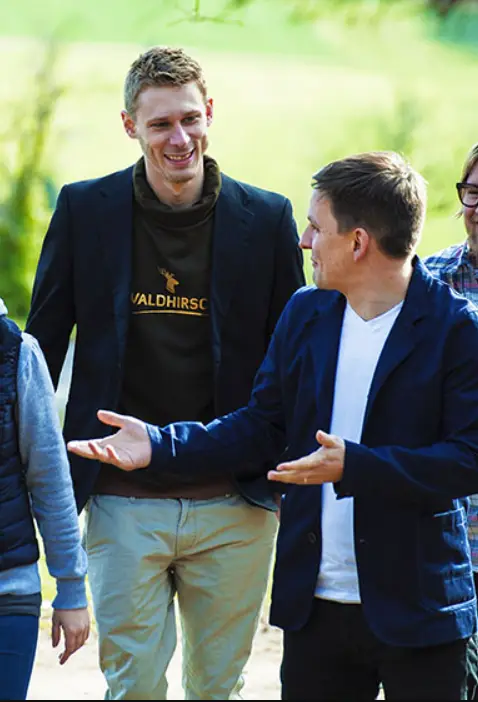 Mit Geschäftspartner in der ersten Firma