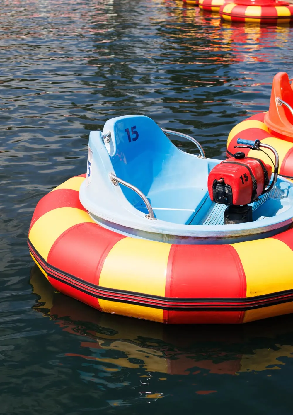 Rot-gelbes Bumper-Boot auf dem Wasser